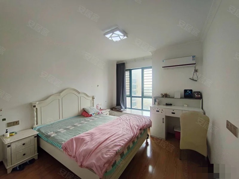 捡漏，城南，新城壹号四期，湖景房，单价4900，精装3房2卫，老证，电梯中间楼层