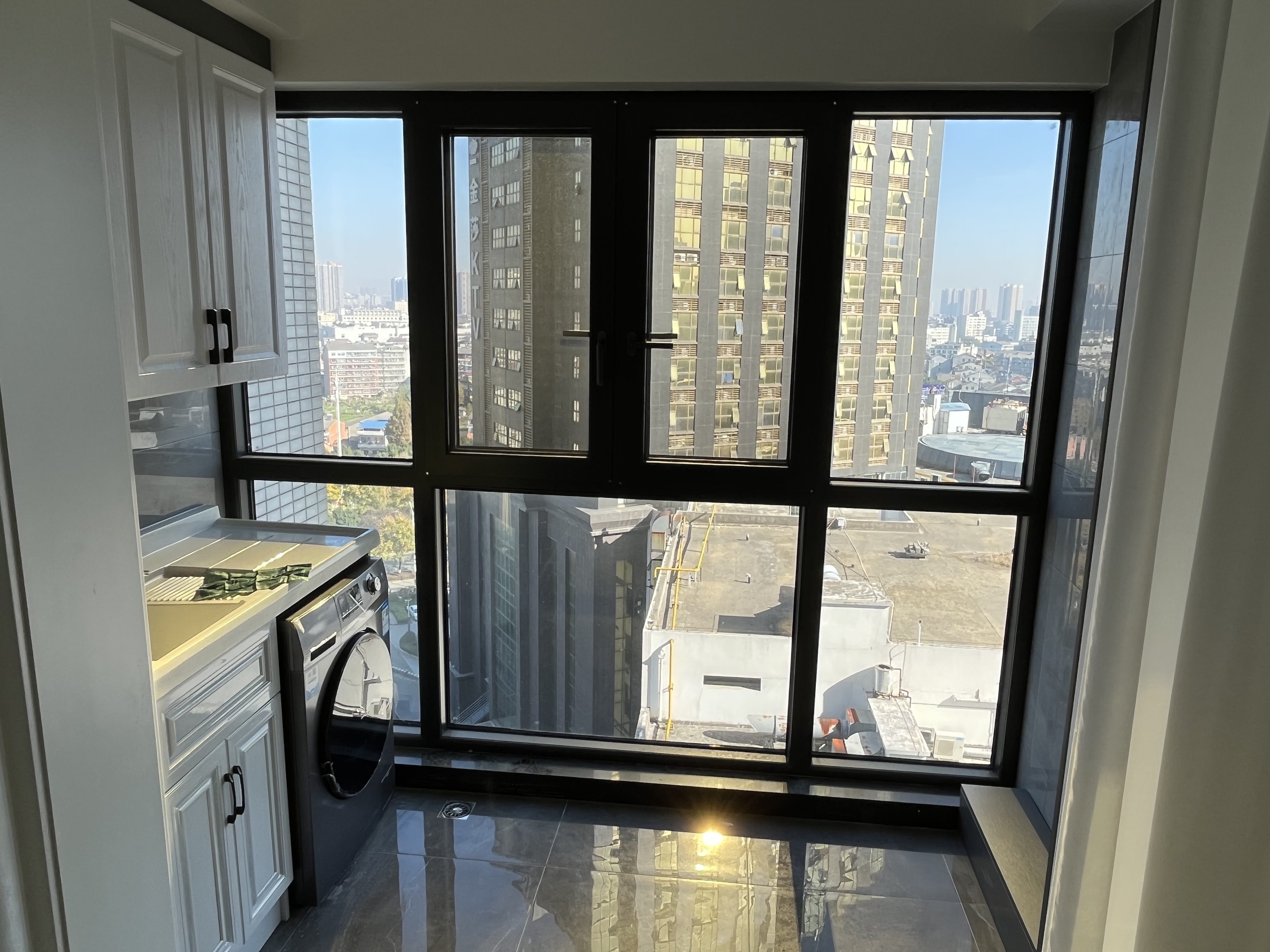 新天地国际广场全新装修楼层 自住都可以下楼就可以吃喝玩乐