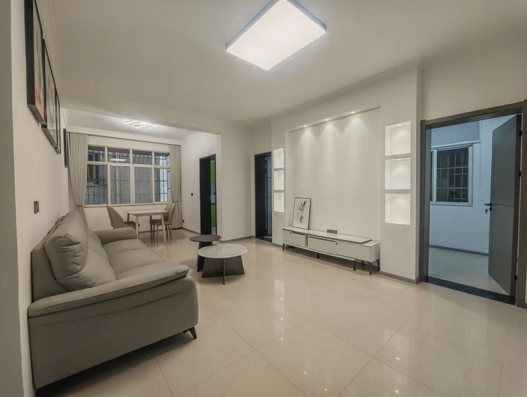 急售，有证！步行街3楼，精装3房2卫，还带地下室15平