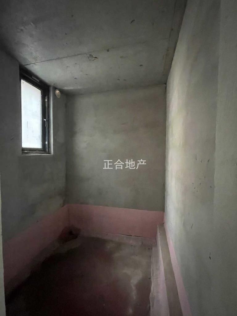 捡漏啦，满庭春，毛坯4房2卫，诚心卖，单价4200，新三中旁