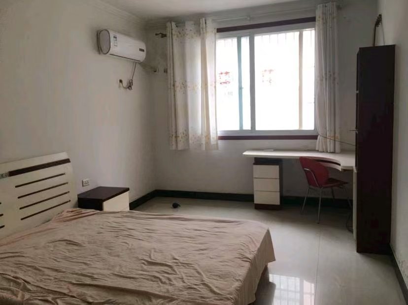 捡漏，新天地广场旁，步梯三楼，精装三房两卫，楼龄新，三十几万