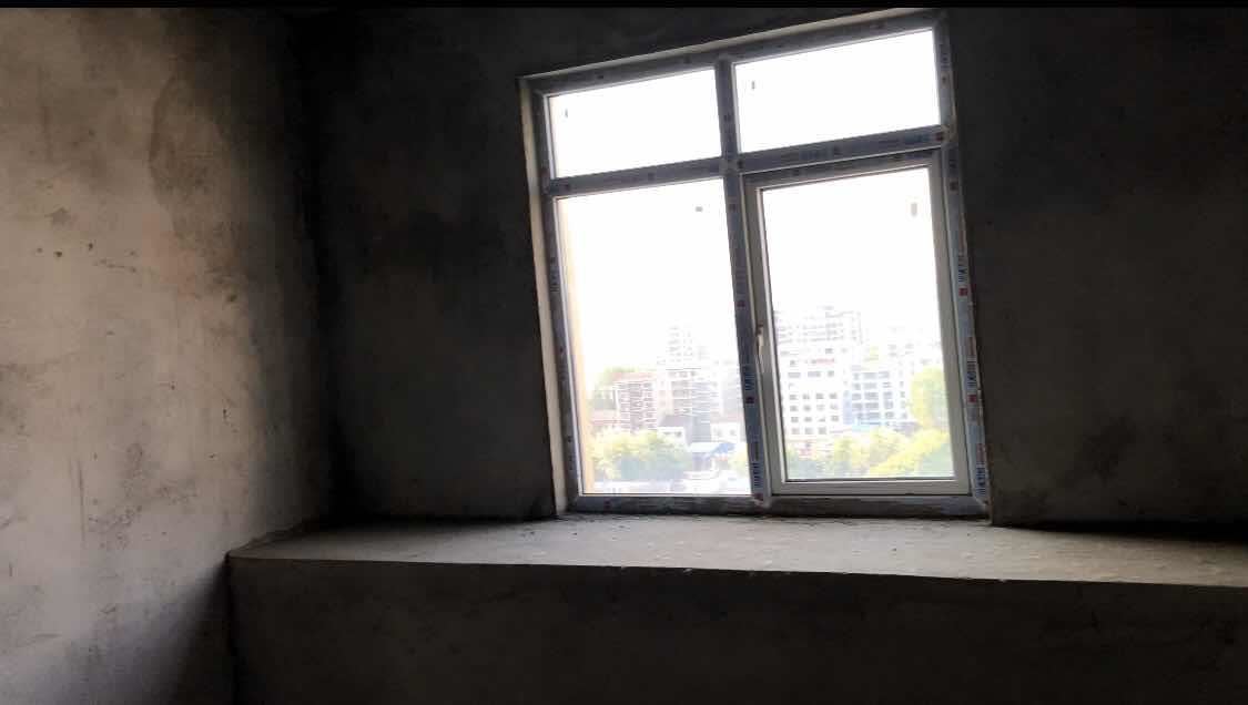 英伦名邸毛坯大3房，南北通透双阳台，电梯好楼层采光非常好