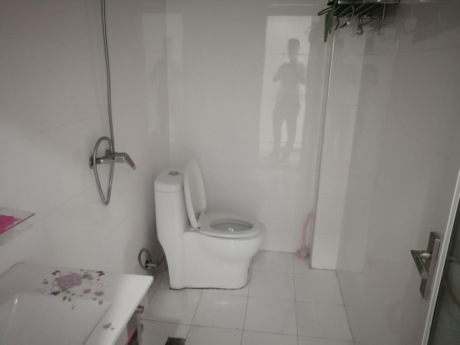 金色港湾精装修113平三室两厅两卫送车库62万