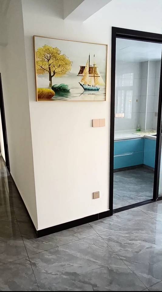 房东直租无中介费，全新的三室两厅两卫一厨，家具家电齐全全新，拎包即可入住