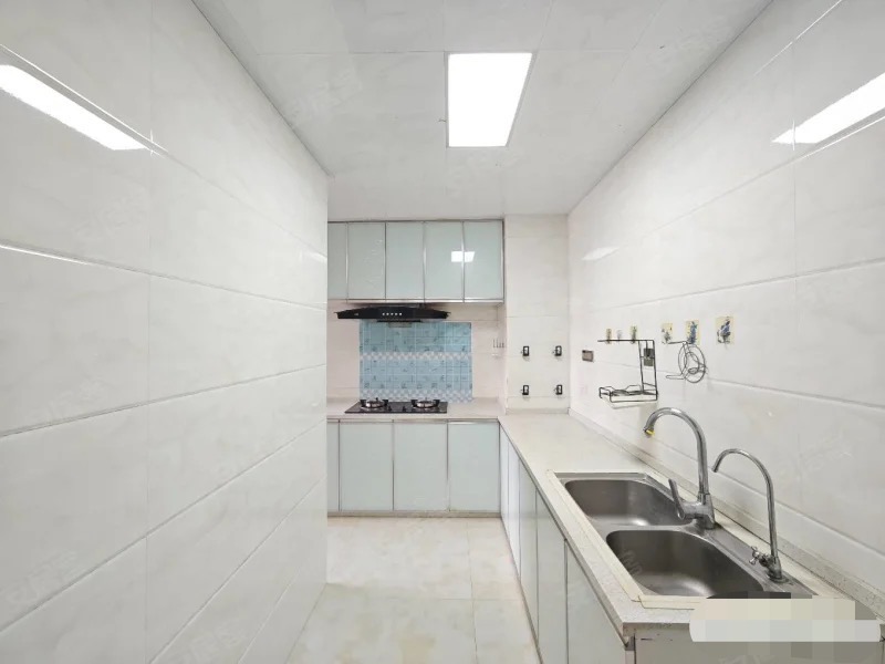 降价了。城南，元泰未来城A区，单价5372，精装三房3房2厅1卫，中间楼层，沔阳xiao学元泰三中,吾悦广场旁