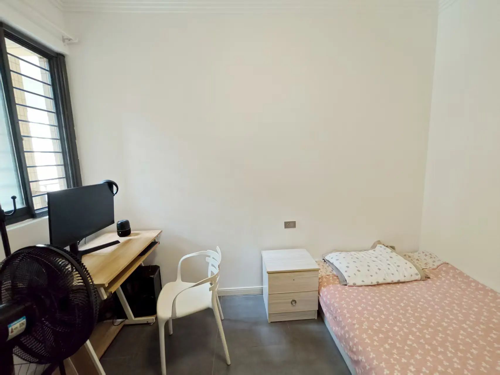 城东流潭公园旁，公园世家精装三房，同小区性价比高，证件满五税费低，诚心出售