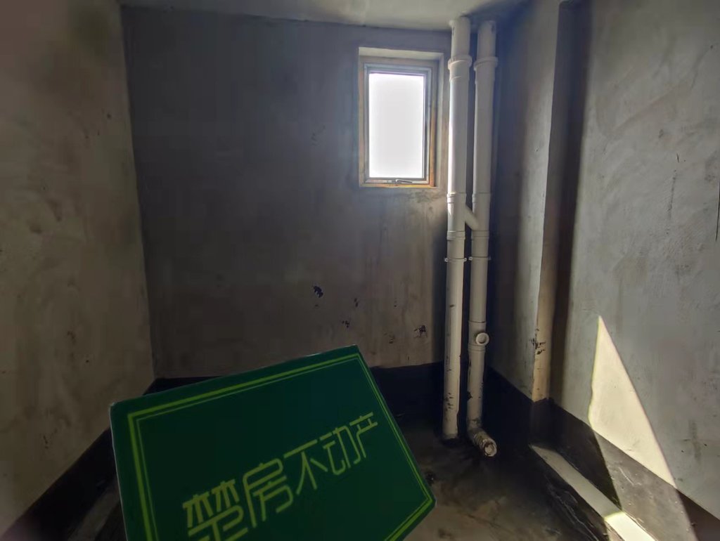 和合国际城超毛坯大四房，户型方正通透，小区的绿化也好，地理位置优越！