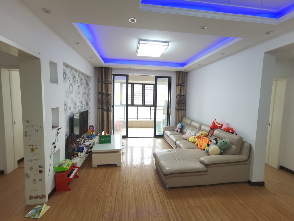 御台公馆 精装小三房 装修漂亮 没怎么住过 拎包入住 户型好 楼层漂亮