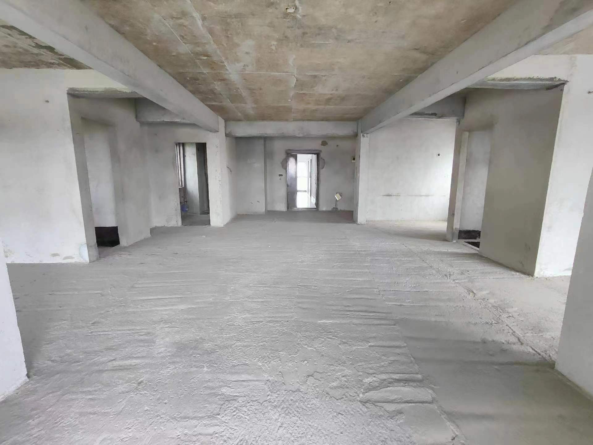 圣淘沙.毛坯大三房.小区出行方便.证件满二.看房方便