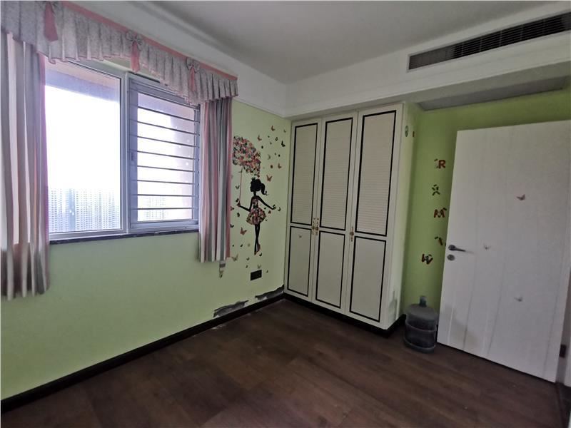 满庭春全屋订制精装修，湖景大四房只卖毛坯价，户型方正采光 