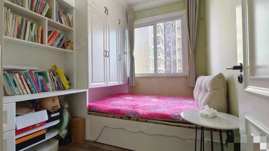 30，仙桃xiao学旁，精装三房，家电家具全送，证件满二，电梯中间楼层