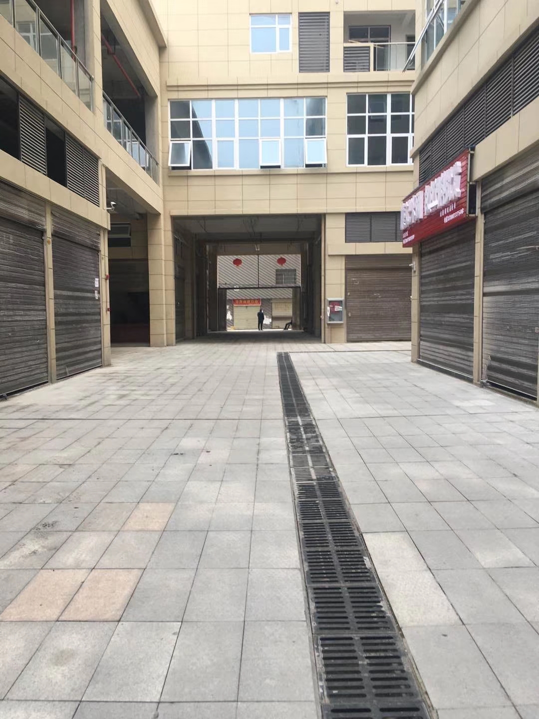 门面也可以自己做生意，也可以住人，门面六米高，可以隔层