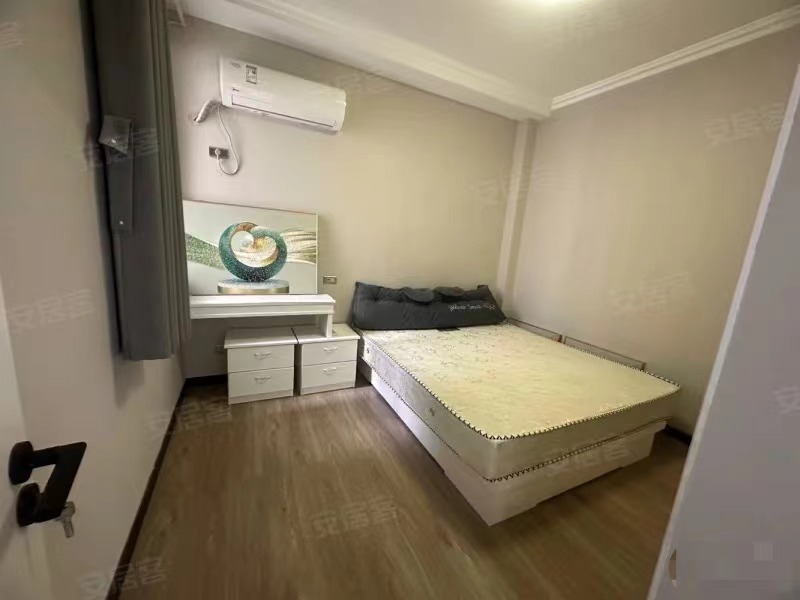 252，仙桃xiao学,中央华府，电梯小高层8楼，好楼层，精装两房，满二，成新色