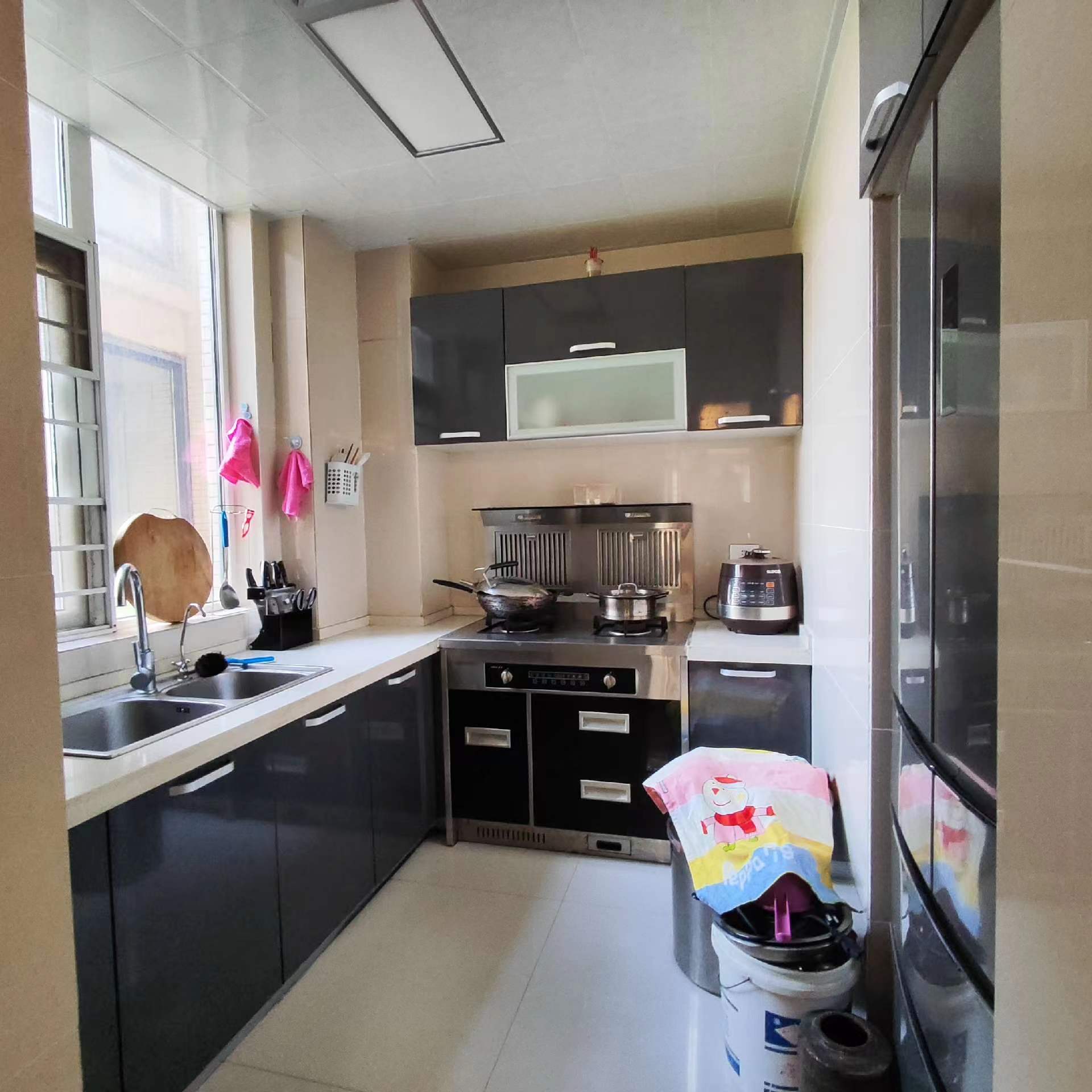 中央华府.精装四房.房子成色新.下楼就是學笑.看房方便