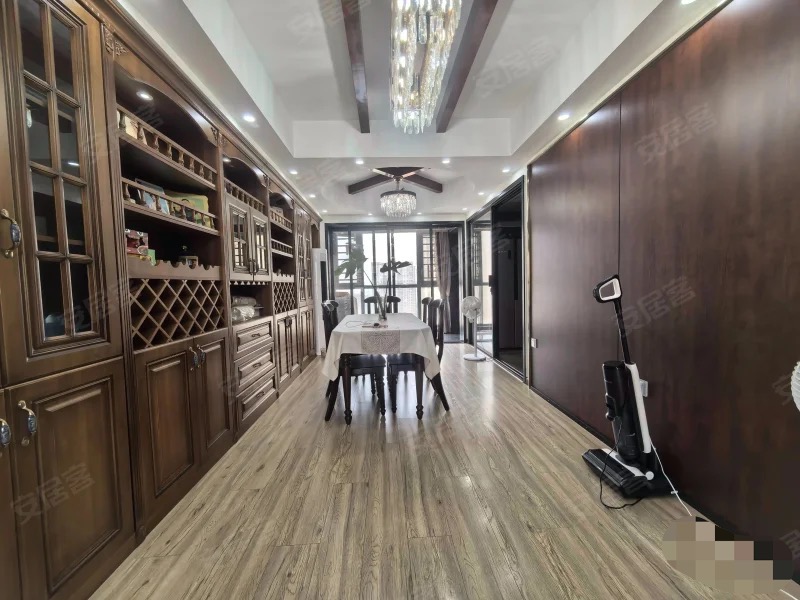 降价了，城南湖景房，森林国际城，1梯1户，豪装四房，好楼层，带两个车位，急售