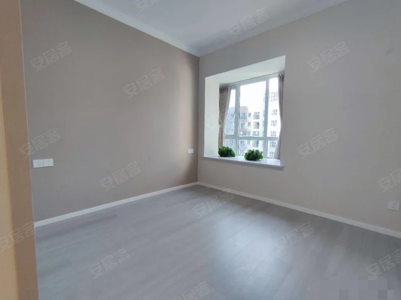 银湖城，全新装修，精装三房二卫，证件满二，单价5200，南北双阳台，中间楼层