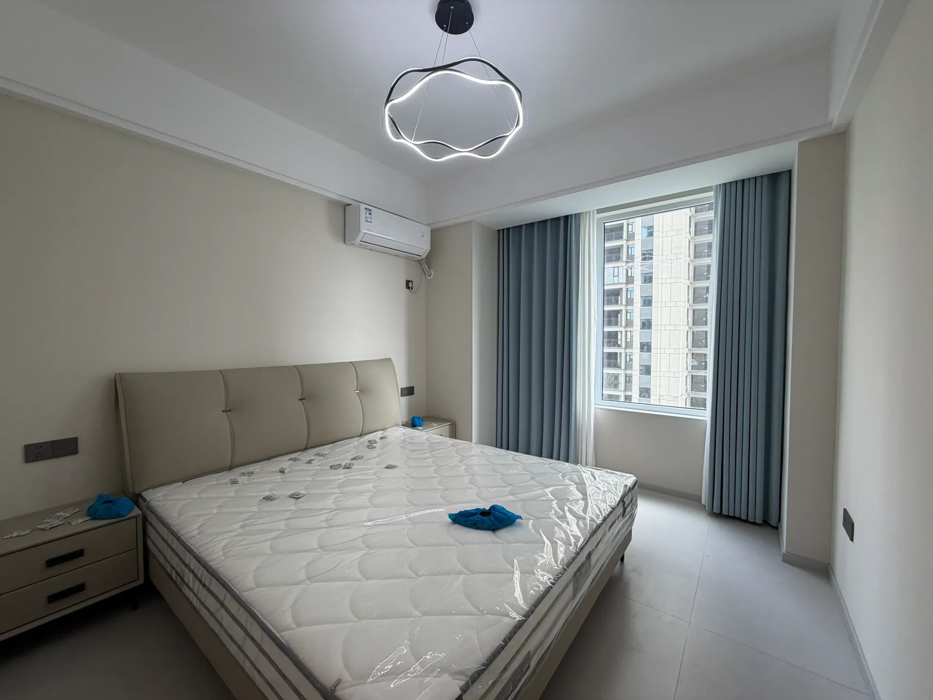 双书包，风和日丽，精装三房两卫，全新装修家，家电齐全，证满二带车位。