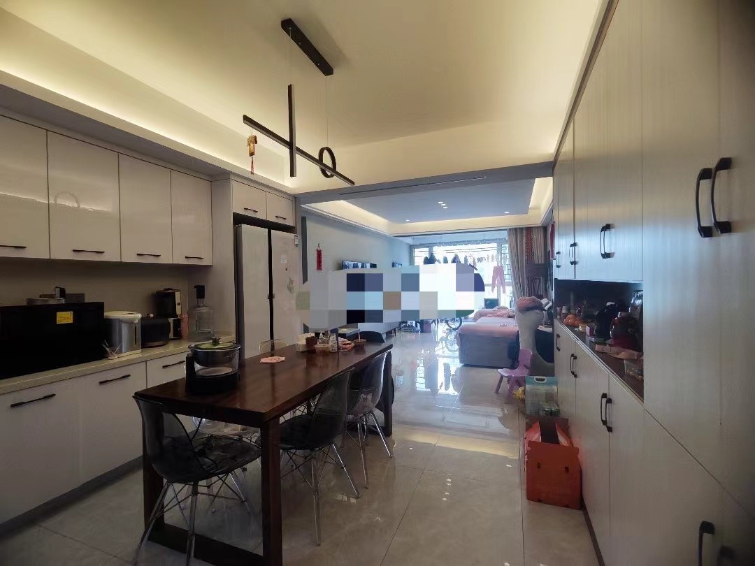 亏本出，吾悦旁次新小区，蓝天新城，精装大三房，单价6800，送车位，三开间朝南，人车分流。好楼层朝阳xiao学，元泰三