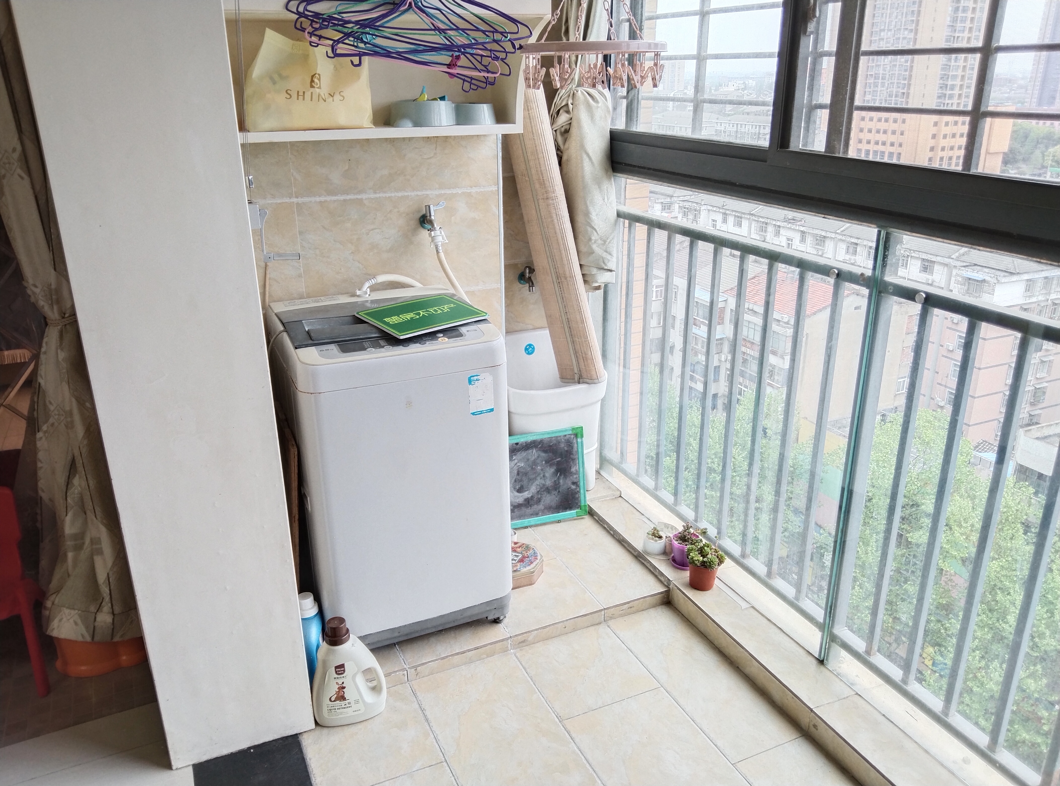 东城国际中间楼层三开间朝南中间好楼层彩光好的不得了满五wei一业主诚心出售