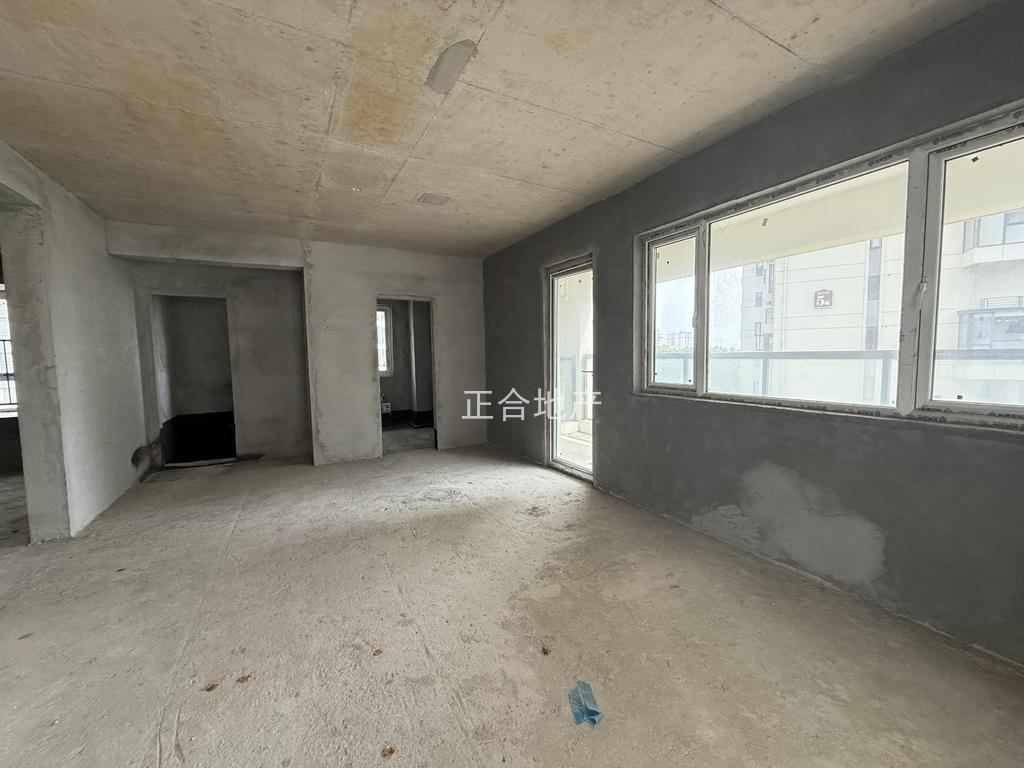 业主急售，蓝天花园，小‮层高‬洋房，好楼层5楼，一梯一户，7字转角‮阳大‬台，边户