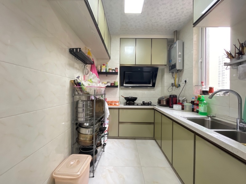 城西仙小旁，满庭春精装三房，边户双阳台，户型非常不错，成色还可以，现毛坯价出售