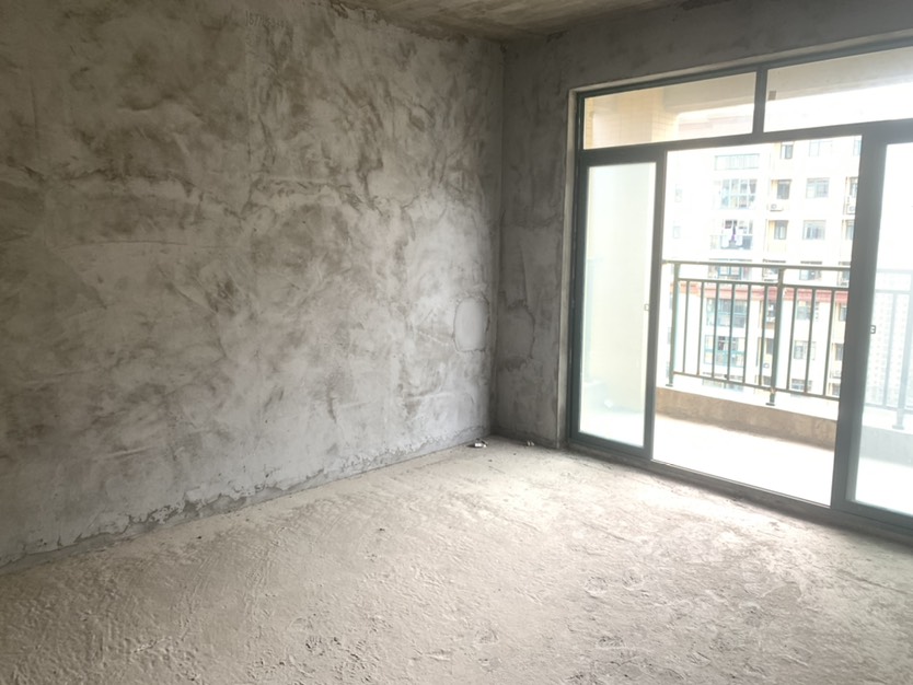 实验三小旁边，新城壹号2期，中上楼层，证满两年。