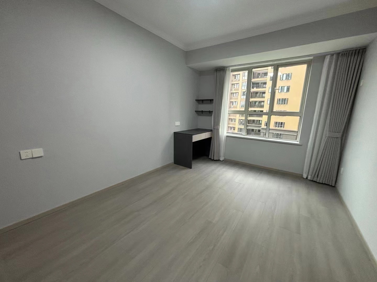 房东降价8w，速度捡漏，仙桃城南，次新小区，全新装修，精装三房，证满二