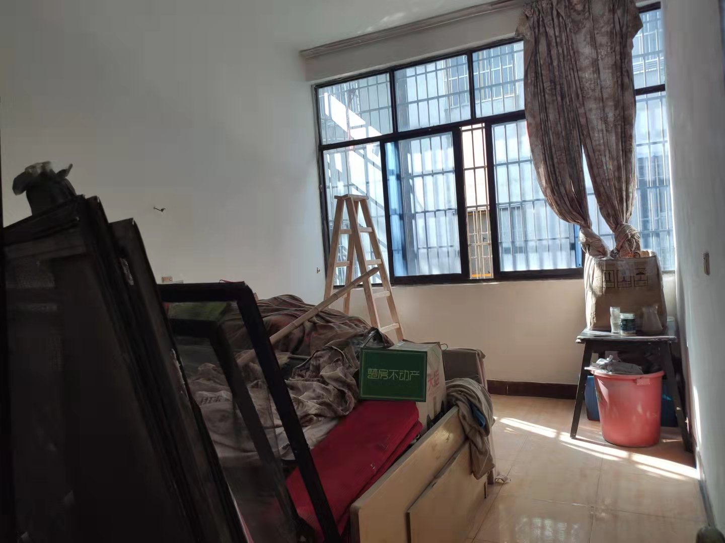 黄荆小区私房一栋两杆三层看房方便诚心出售证件齐全