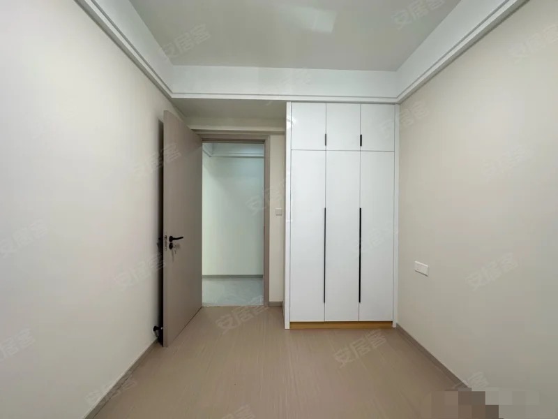 降价了，业主诚心出售，森林国际翡冷翠，全新精装三房，一天未住，下楼就是新二中二小，证满二