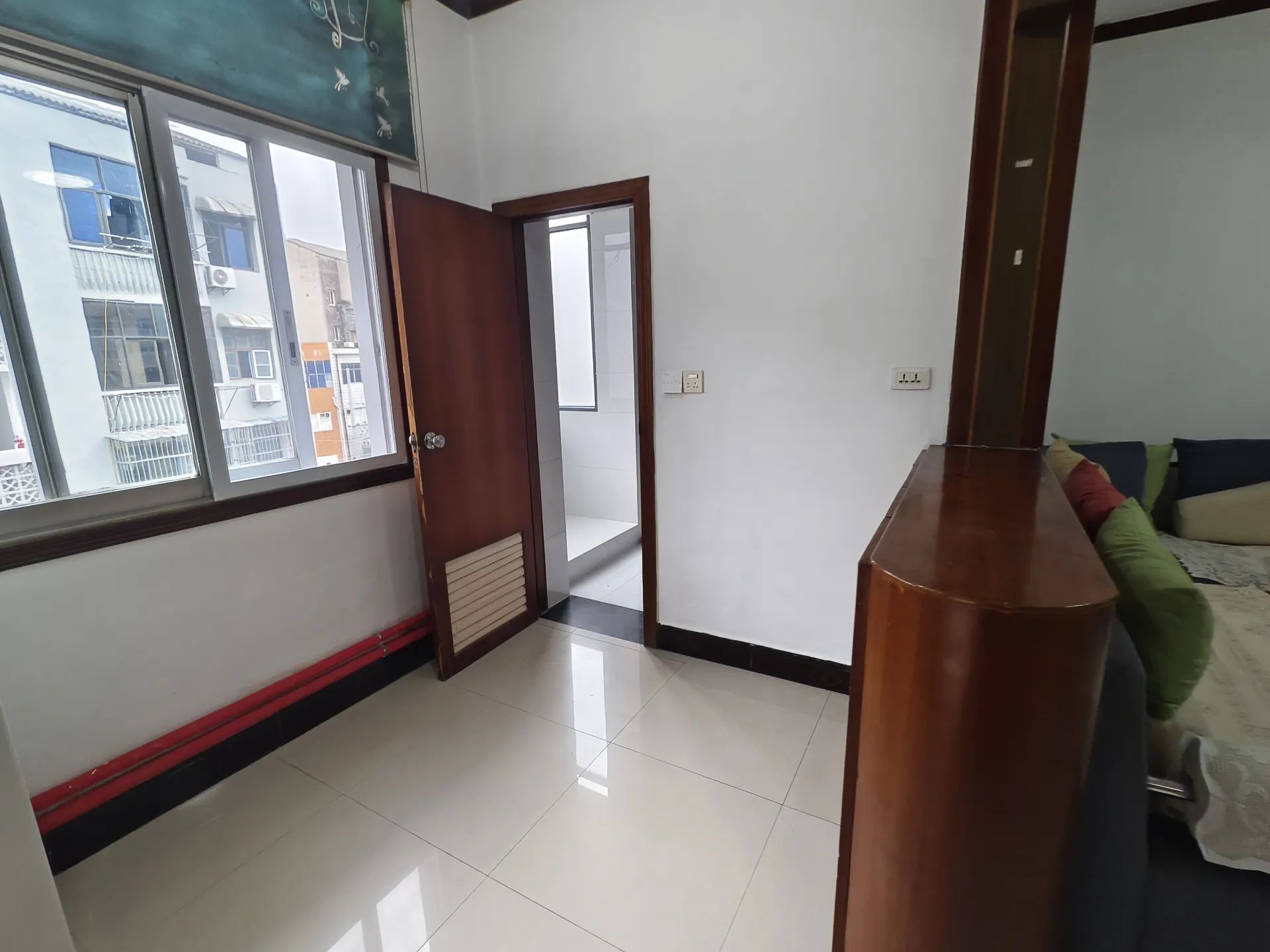 捡漏，老三中旁，步梯四楼，，精装大三房，双阳台，拎包直住，证满二