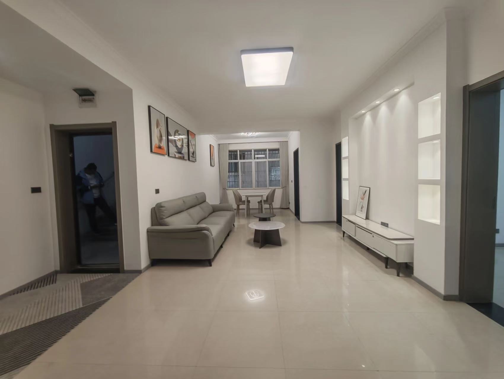 急售， 有证！步行街3楼 ，精装3房2卫，还带地下室15平