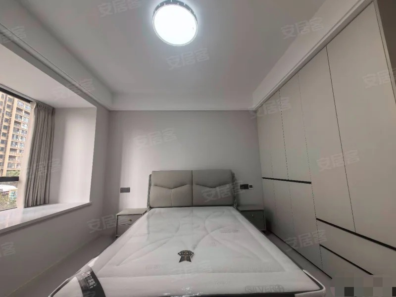 城南，御湖世家，大边户，单价5800，精装三房，送家具家电，9.9成新，一天未住