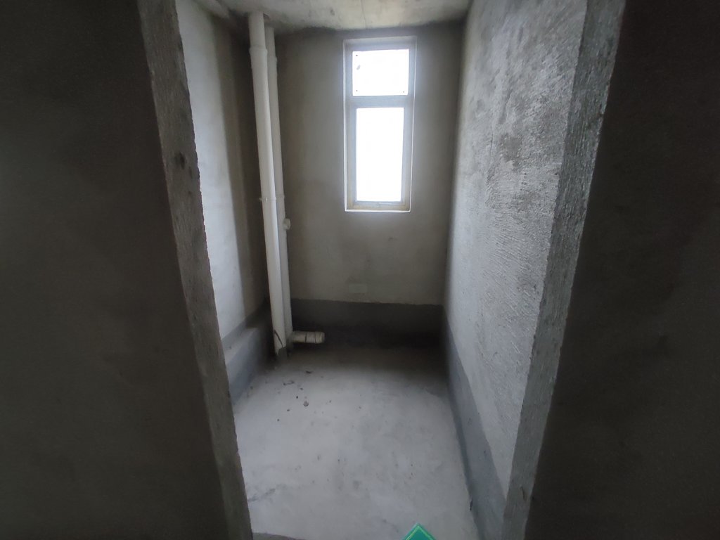 御湖世家毛坯大三房单嫁4000多不香吗