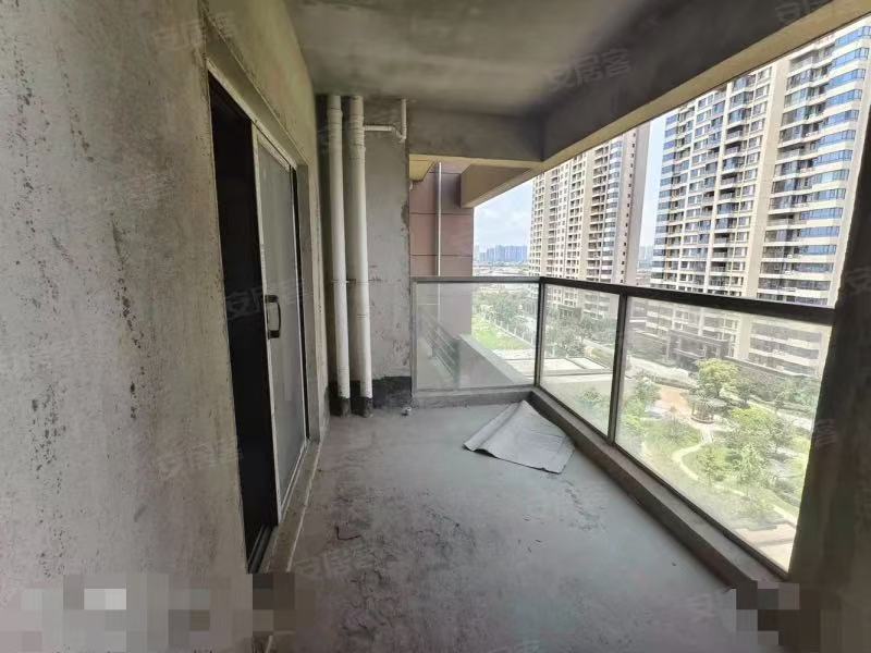 城东，世纪阳光城，单价2字头，电梯8楼，有证，​南北双阳台三房两卫