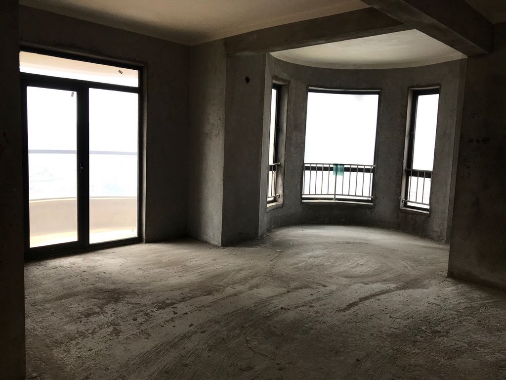 御台公馆.毛坯四房.证件满二.看房方便