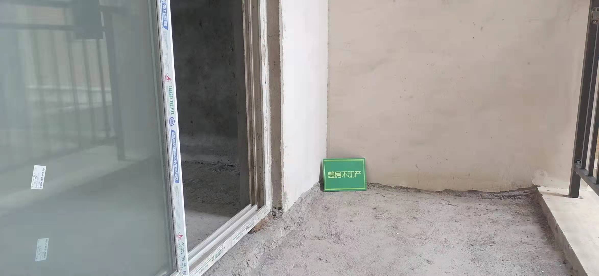 锦江国际毛坯三房电梯中间楼层诚心出售，有钥匙看房方便