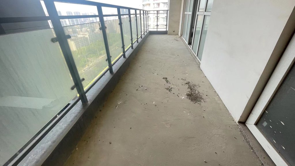 福星城.毛坯三房.还送超大阳台.看房方便