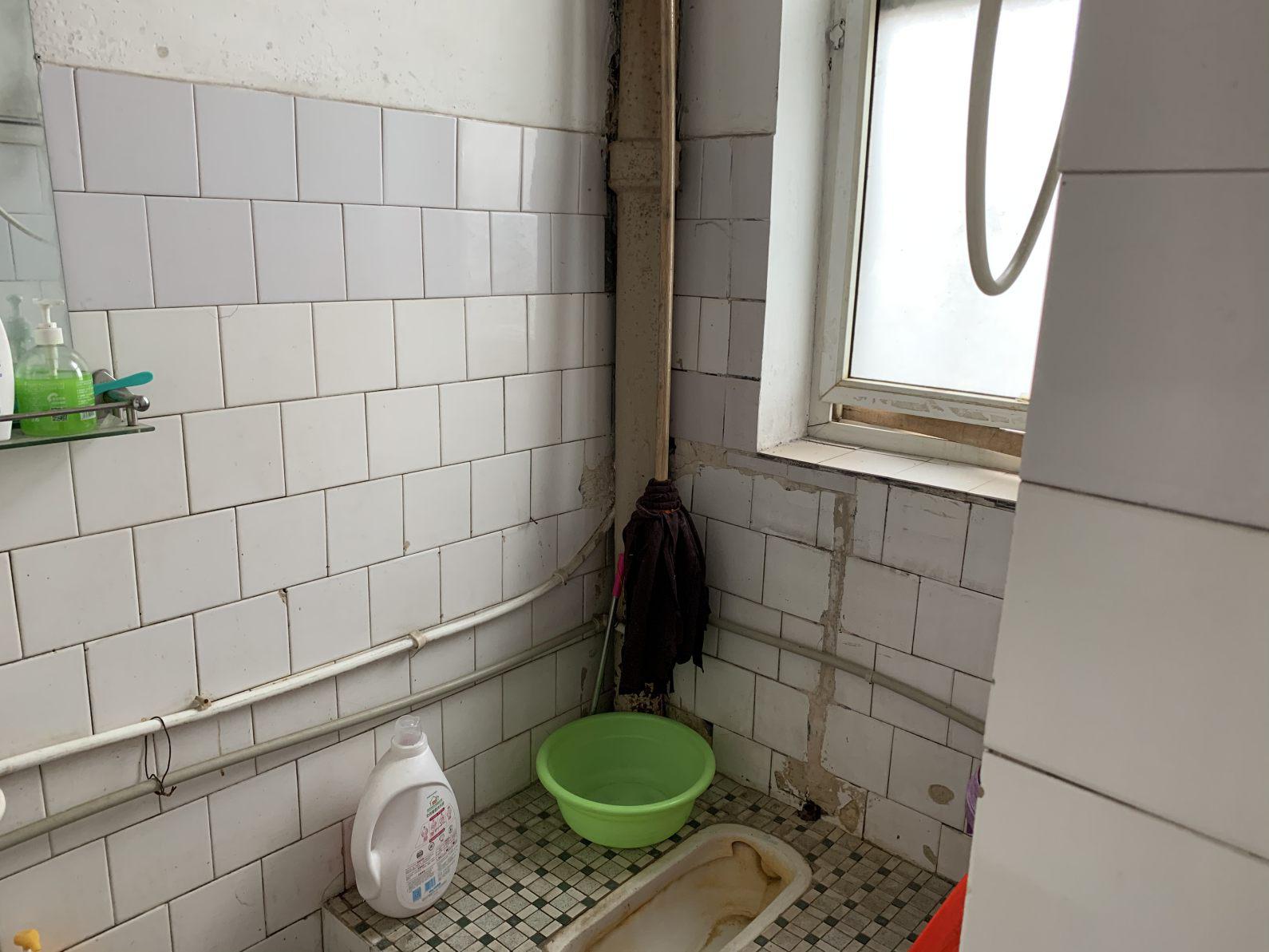 龙华山酒店东边20米处，五交化宿舍，70平，老证