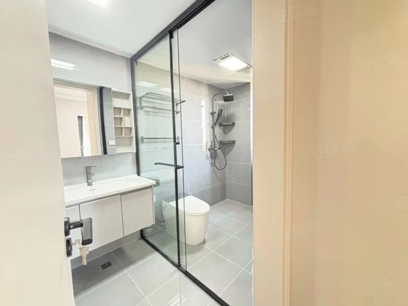 城南，南国明珠，精装三房，证满二，全新装修，中间好楼层，