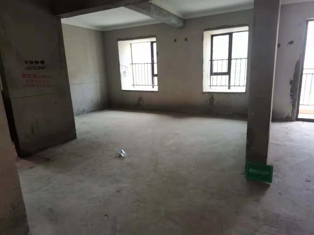 环球广场边户新华书店对面有地下停车场看房方便大三房房