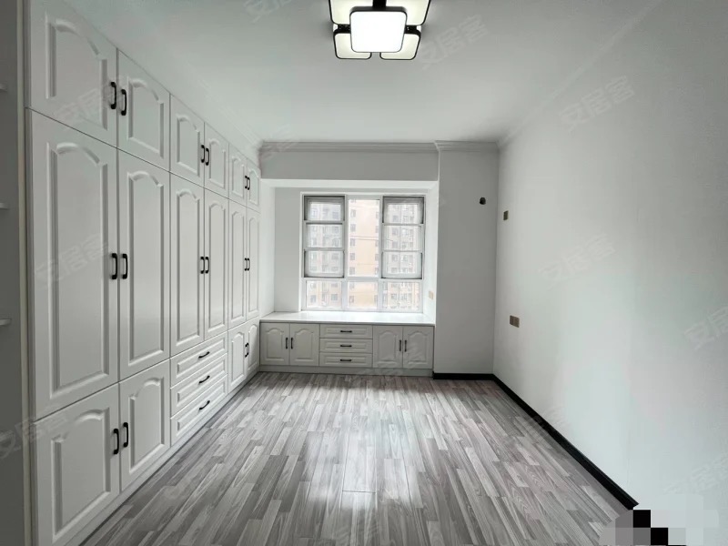 376，捡漏，亏本出，沔阳公馆，精装3房2厅2卫，单价5000，电梯10楼。证件满2年三开间朝南