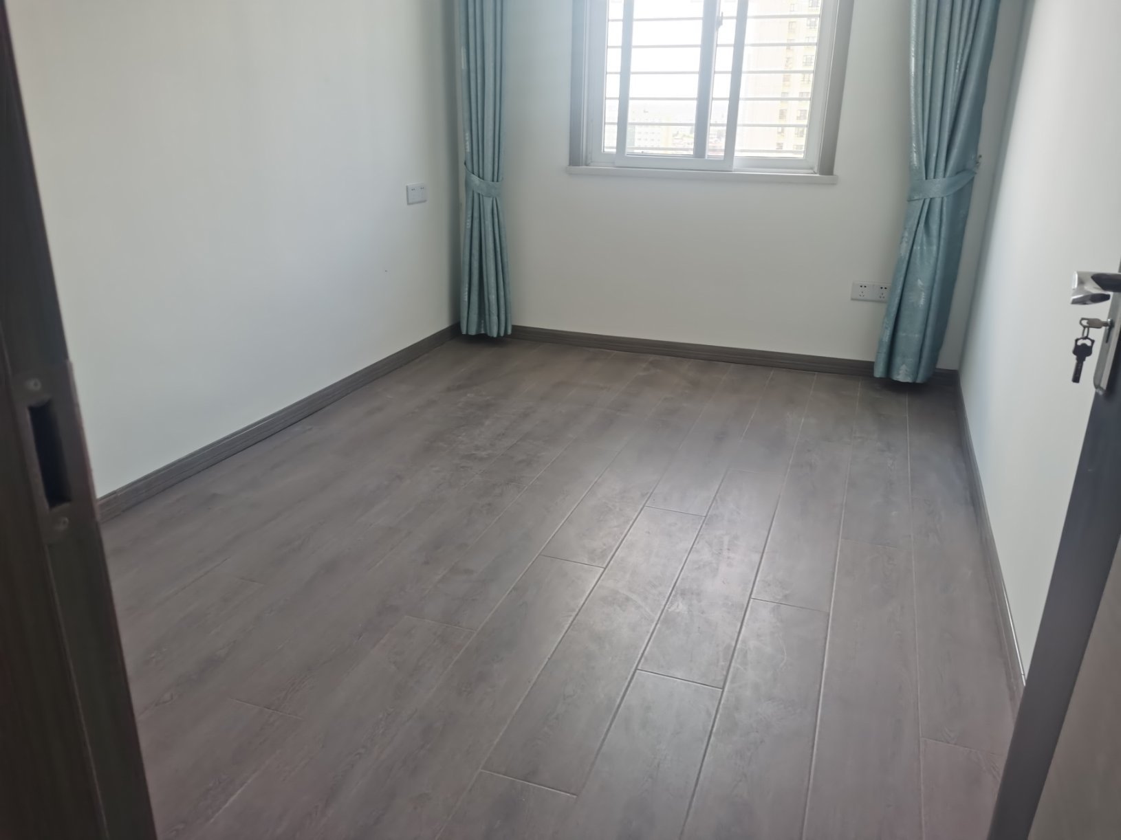 仙桃一中正对面翰林公馆3室2厅2卫，精装修家具家电全配优价出售！