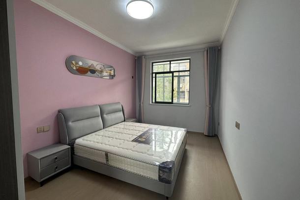 四中旁老一中宿舍全新装修三房有院子能停车，步梯四楼