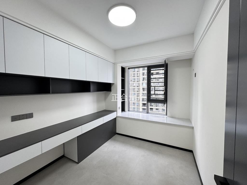 诚心出售，风和日丽，全新装修，电梯好楼层13楼，证满二，南北通透