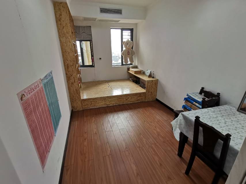 急售-绿地华庭天然氧吧，上下分层两户进出。产权面积254平米，使用面积315平米。