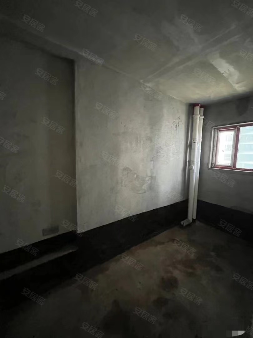 16，风和日丽，单价4800，毛坯急售，房子带一个入户花园，电梯好楼层，码上满二