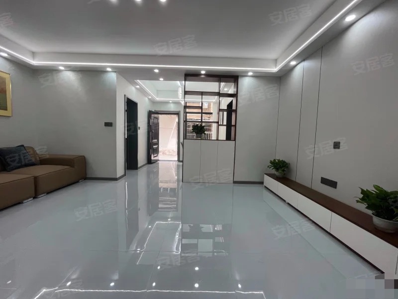 武商附近，步梯一楼，精装三房两卫，带院子，满五，全新装修，老证