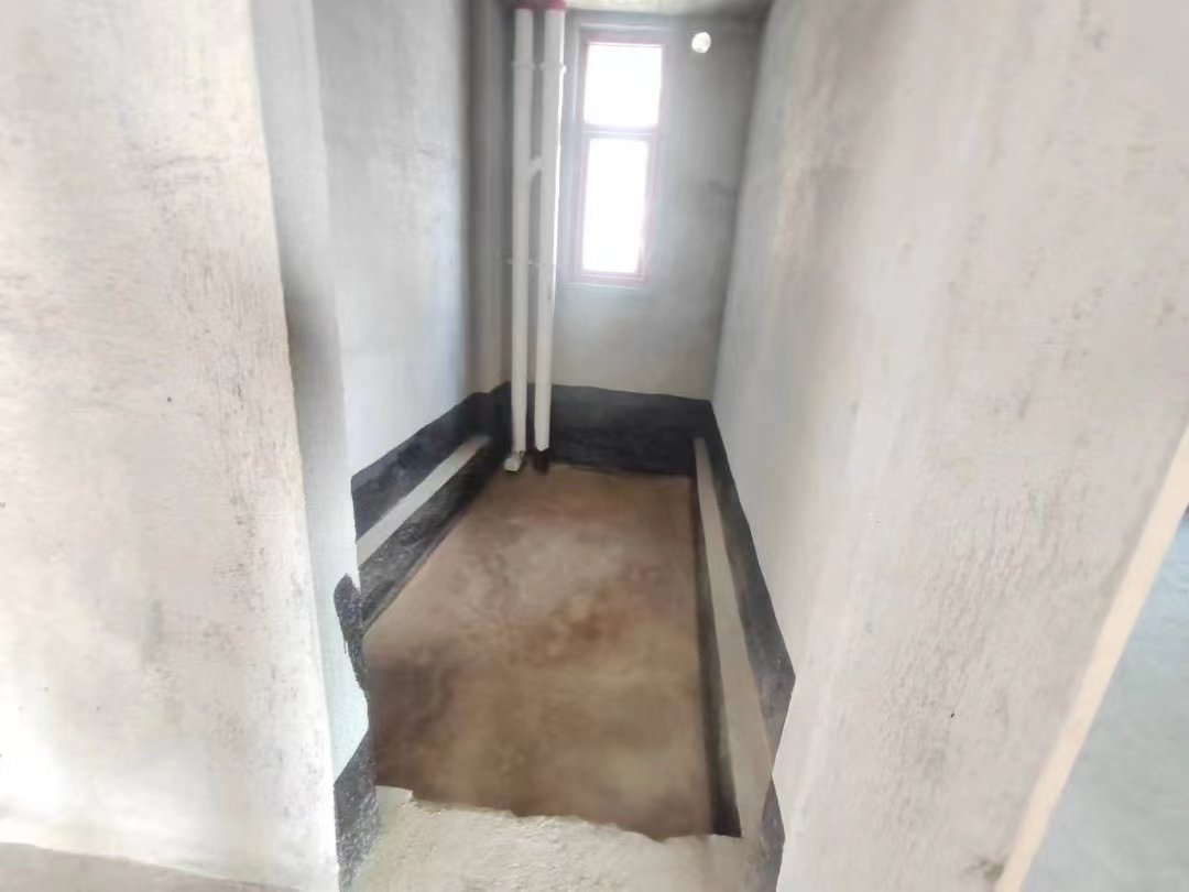 风和日丽.毛坯三房.中间楼层.业主急卖.看房方便