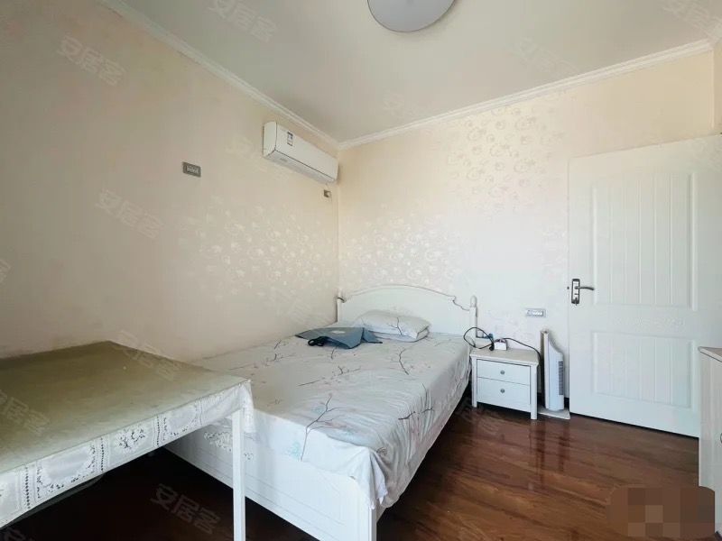 243，商城旁，三合鑫城，精装一室一厅一厨一卫，电梯房，边户，拎包入住，