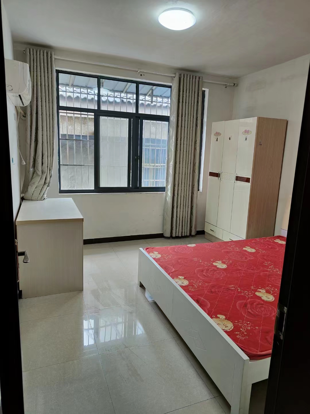 中百广场附近两室一厅出租，市衷心地段价格美丽